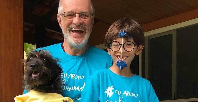 Marcos Caruso posa com o neto para apoiar campanha de arrecadação de fundos para doença do pequeno