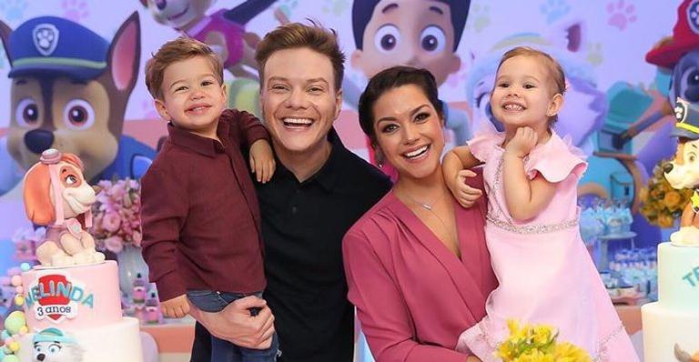 Fofura! Thais Fersoza e Michel Teló levam os filhos para andar de pedalinho pela primeira vez