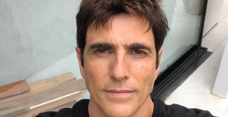 No meio de várias flores, Reynaldo Gianecchini deixa mensagem para seus seguidores