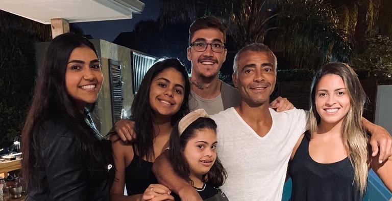 Romário é elogiado ao compartilhar clique ao lado das filhas: ”Só golaço”