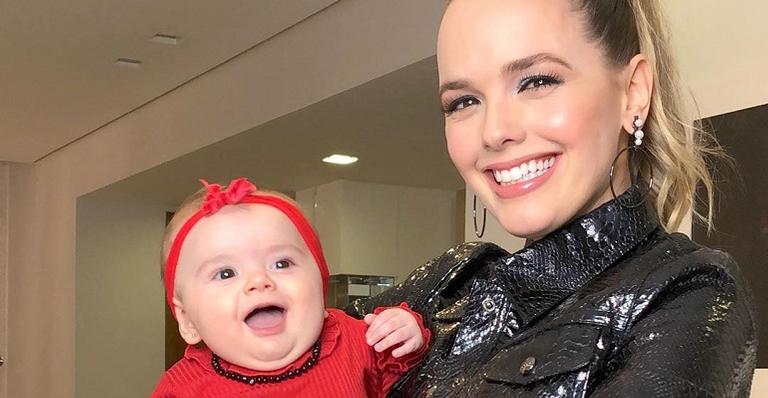 Com looks combinando, Thaeme Mariôto posa com a filha Liz, de 4 meses, e protagoniza momento fofo