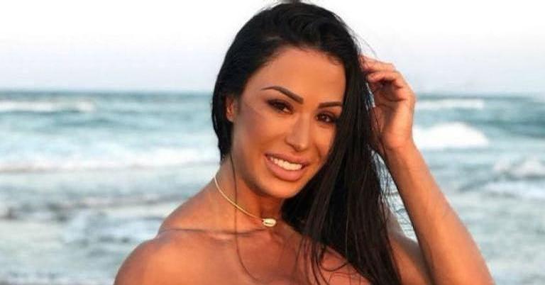 Belo posta foto de Gracyanne Barbosa seminua e se declara no aniversário da musa