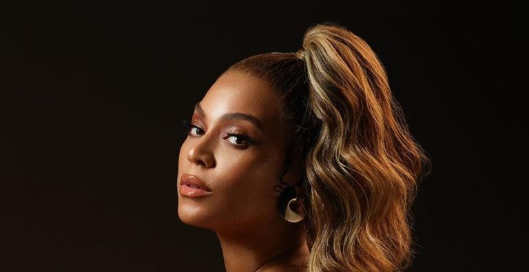Beyoncé posa para clique ao lado de seus filhos gêmeos Rumi e Sir