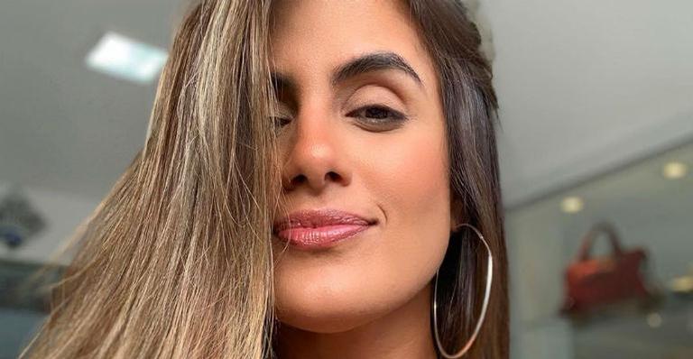 Ex-BBB Carol Peixinho faz selfie e seios volumosos chamam atenção