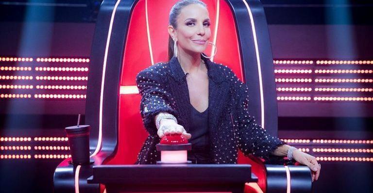 Luxuosa! Ivete Sangalo rouba a cena ao surgir com vestido de quase R$ 9 mil