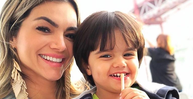 Kelly Key exibe barriga trincada na piscina ao lado do filho caçula