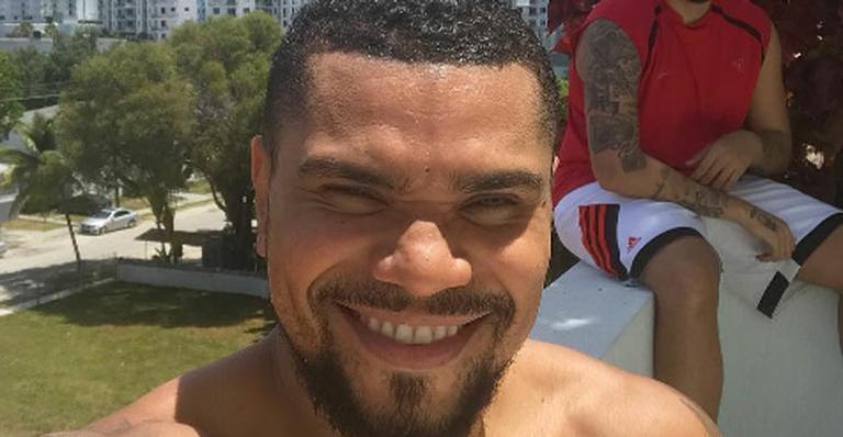 Naldo desabafa sobre queda no valor do cachê: ”Canto de graça”