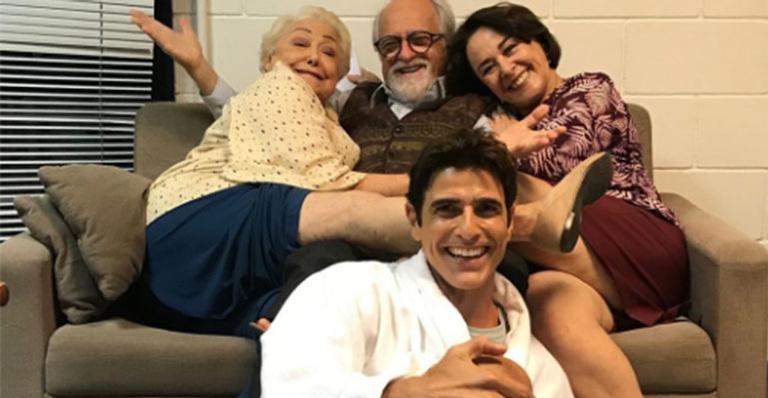 Reynaldo Gianecchini surge só de roupão nos bastidores de A Dona do Pedaço
