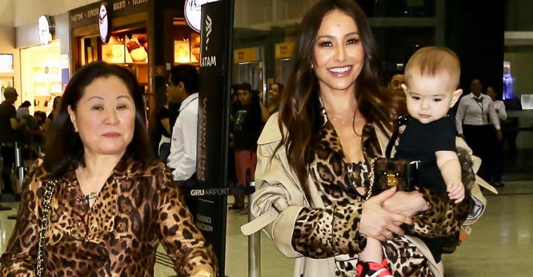 Sabrina Sato leva filha e mãe para viagem a trabalho: ”Saudade falou mais alto”