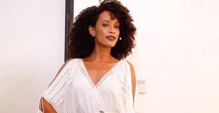 Taís Araújo diverte fãs com foto falando das escolhas profissionais: ”Não vai ficar cansada?”