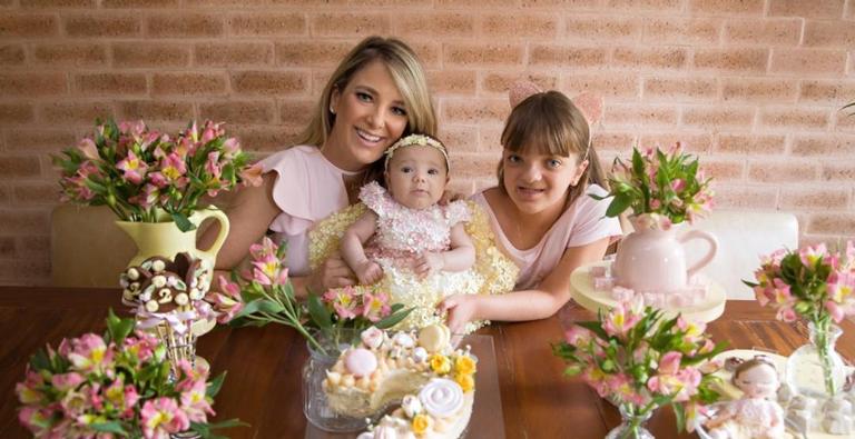 Ticiane Pinheiro divide clique em passeio matinal com a pequena Manuella