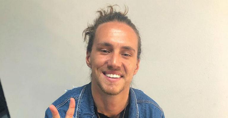 Vitor Kley deixa os internautas sem fôlego ao compartilhar selfie no elevador