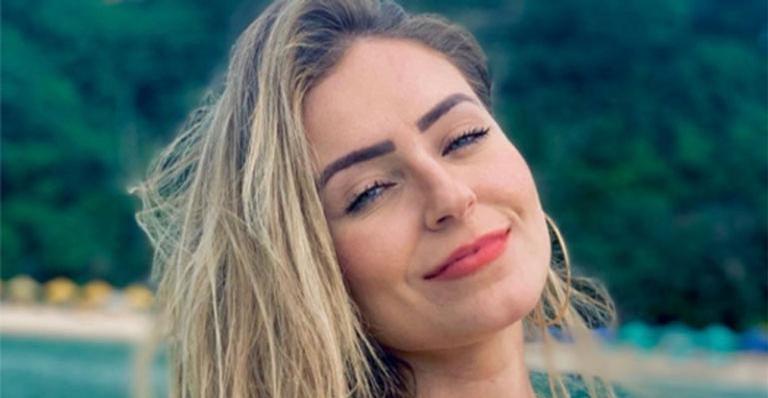 Ex-BBB Paula faz festa de aniversário para porca de estimação: ”Bolinho e presente”