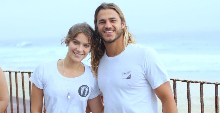 Isabella Santoni é flagrada trocando carícias com o namorado durante ação social