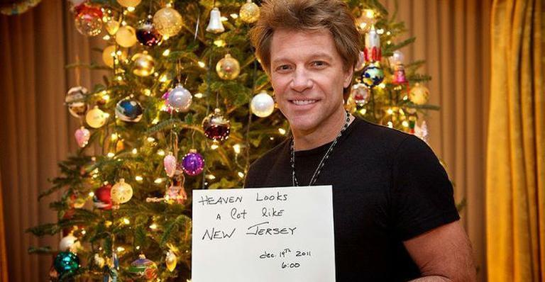Bon Jovi desembarca no Brasil para primeiro show em Pernambuco e tira foto com fãs no aeroporto