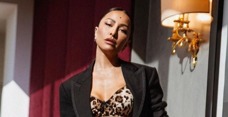 Na semana de Moda de Milão, Sabrina Sato surge com look bafônico de grife italiana e atrai olhares