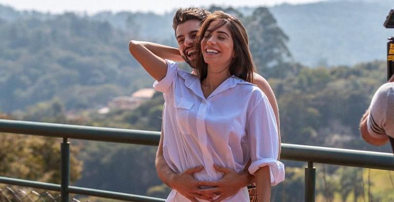 Ao acariciar barriga de Romana, Alok sente bebê se mexendo pela primeira vez: ”Meus dois amores”