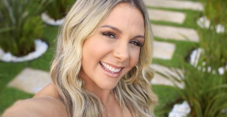 Carla Perez impressiona fãs exibindo corpão à beira da piscina