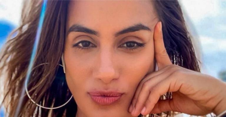 Em Fernando de Noronha, ex-BBB Carol Peixinho exibe as curvas de biquíni branco