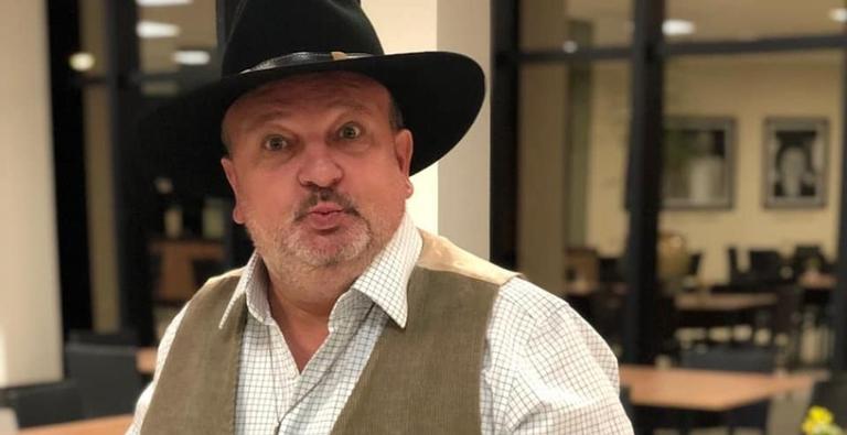Erick Jacquin posa para clique icônico ao lado de Roberto Carlos: ”Com o rei e muito tompero”