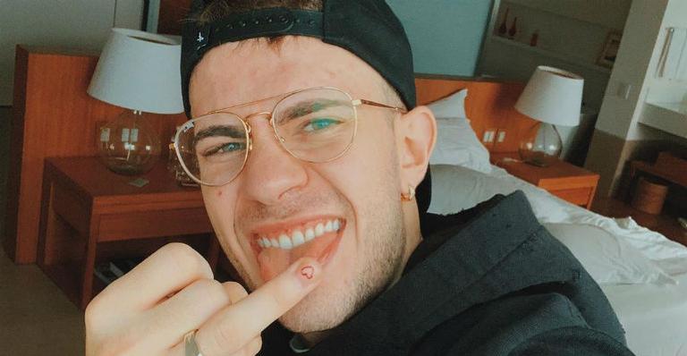 Leo Picon posta sequência de selfies e faz crítica sociopolítica
