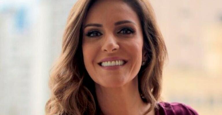 Monalisa Perrone se emociona após receber homenagem ao pisar pela primeira vez na CNN Brasil