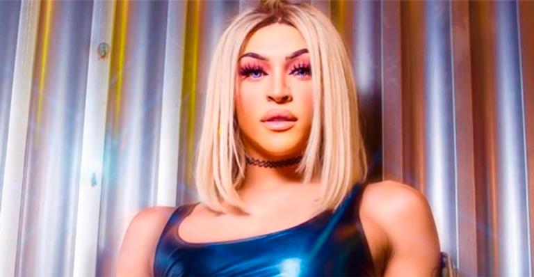 Fã puxa Pabllo Vittar do palco e quase cai no chão; vídeo!