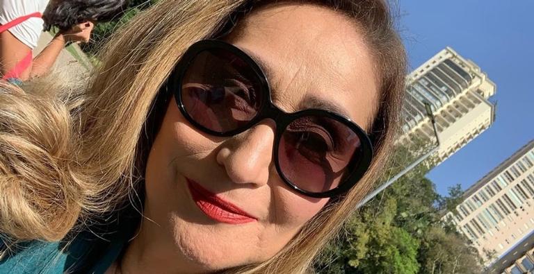 Mãe de Sonia Abrão sofre acidente grave em casa e é internada às pressas: ”Alerta aos idosos”