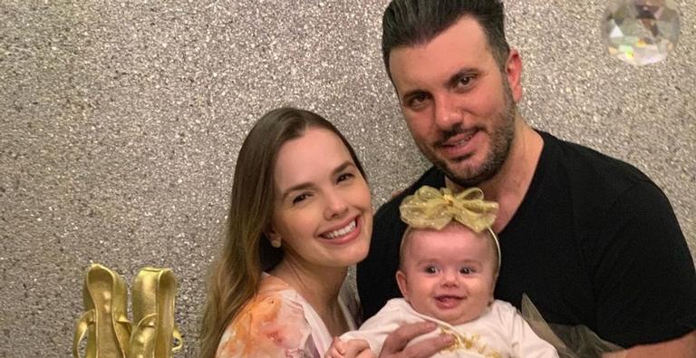 Thaeme Mariôto compartilha teste de gravidez e confunde fãs