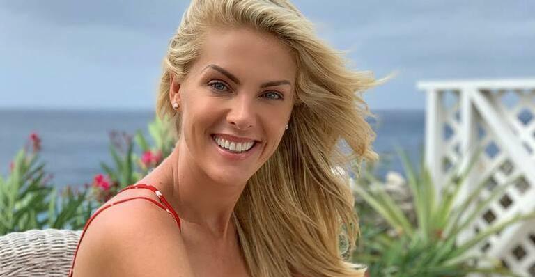 Ana Hickmann surge passando batom com look luxuoso e encanta a web: ”Glamourosa”