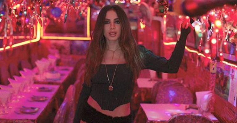 Anitta ganha elogio inusitado de famoso internacional e fãs vão à loucura
