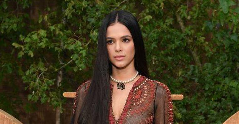 Bruna Marquezine investe em look grifado no Paris Fashion Week