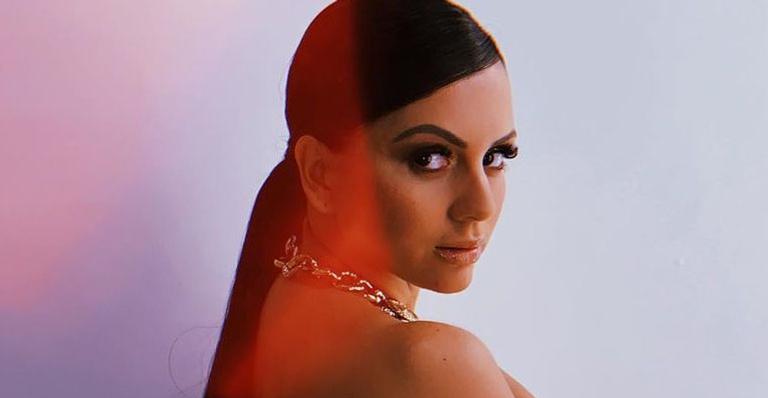 Cunhada gata de Anitta posa de lingerie provocante e quase mostra demais