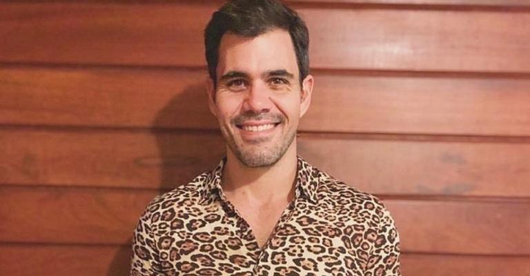Juliano Cazarré posa com os filhos em café da manhã especial de aniversário: ”Cercado de amor”