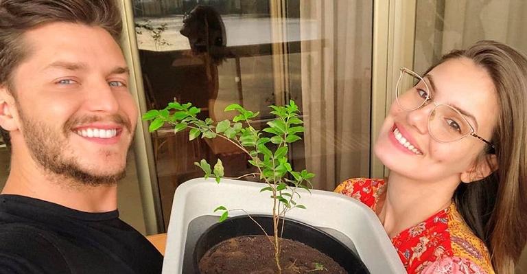 Klebber Toledo e Camila Queiroz plantam árvore em casa: ”Cuidar do planeta é nosso dever”