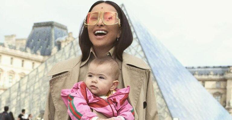 Primeira vez em Paris! Sabrina Sato encanta ao mostrar registros de Zoe em frente ao museu do Louvre