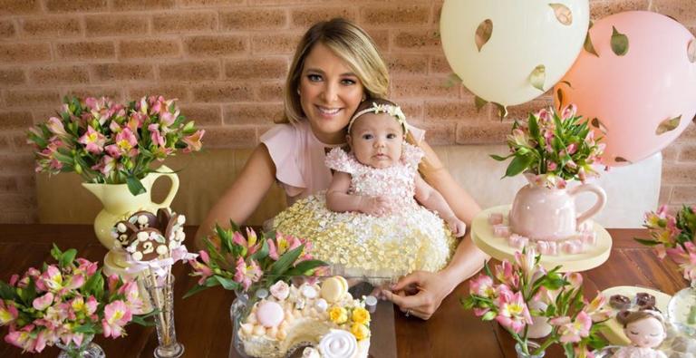 Ticiane Pinheiro posta foto no maior chamego com sua filha caçula, Manuella