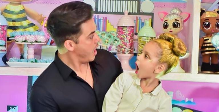 Wesley Safadão mostra suas habilidades ao fazer penteado na filha: ”Ele tá acertando”