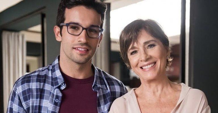 Em ‘A Dona do Pedaço’, Beatriz não resiste aos encantos de Zé Hélio e se beijam pela primeira vez