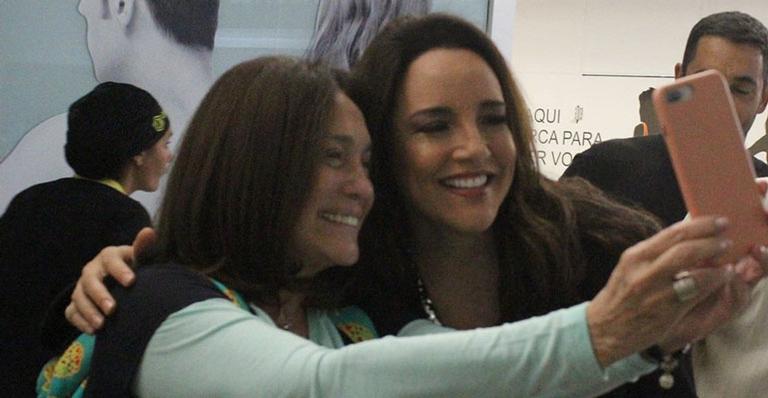 Susana Viera é tietada por Ana Carolina e entrega bilhete misterioso à cantora