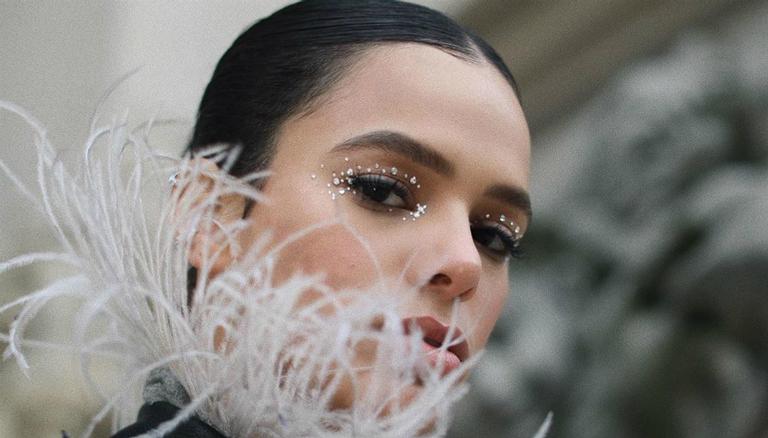 Em Paris, Bruna Marquezine surge com look de grife exótico e chama atenção de fãs: ”Impactada”