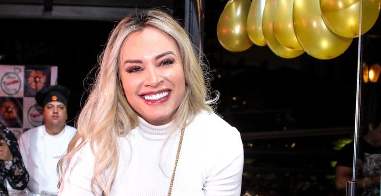 Juju Salimeni ganha festa surpresa e curte noite de aniversário ao lado de familiares e amigos