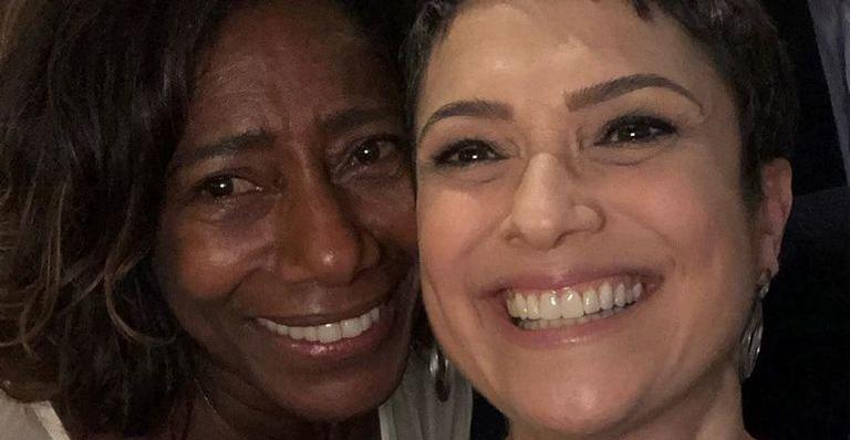 Preparadas! Gloria Maria exibe clique ao lado de Sandra Annenberg nos bastidores do ‘Globo Repórter’