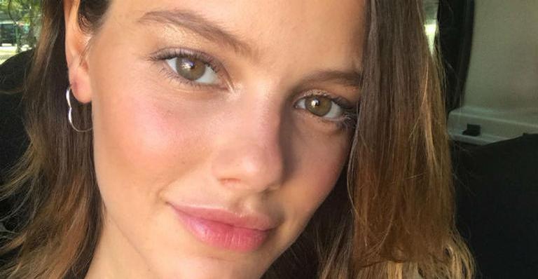 Grávida, Laura Neiva impressiona com beijo picante em Chay Suede: ”Louco por você!”