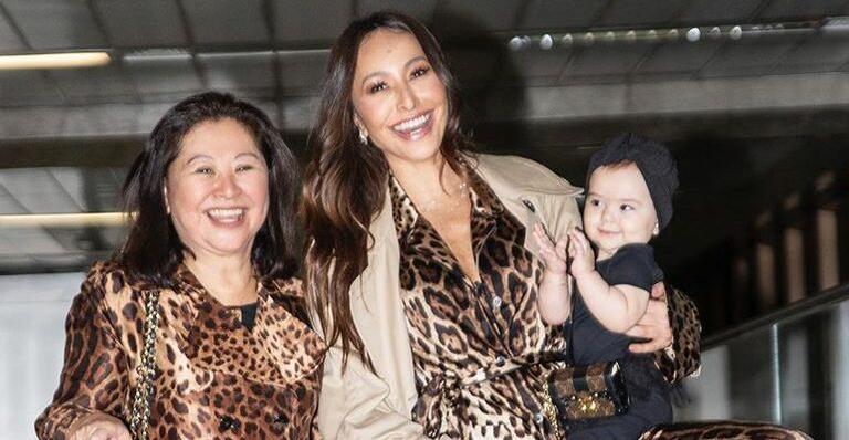 Em viagem à Paris, Sabrina Sato leva Zoe para conhecer a Torre Eiffel ao lado da avó, Kika Sato