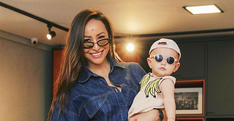 Em Paris, Sabrina Sato posa ao lado de Zoe com look rosa neon