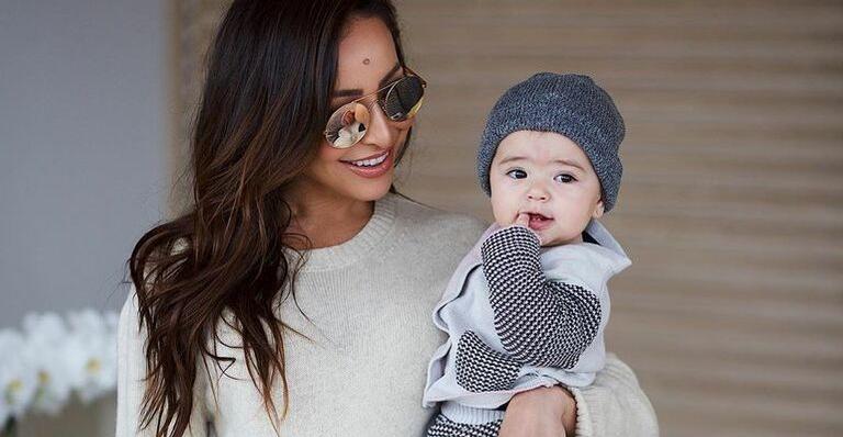 Em Paris, filha de Sabrina Sato faz biquinho comendo omelete no café da manhã