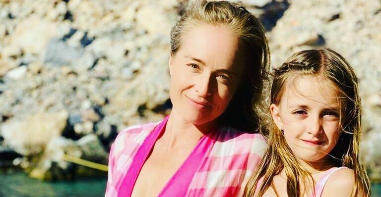 Angélica relembra foto da infância e choca com forte semelhança com a filha: ”Mini Eva”