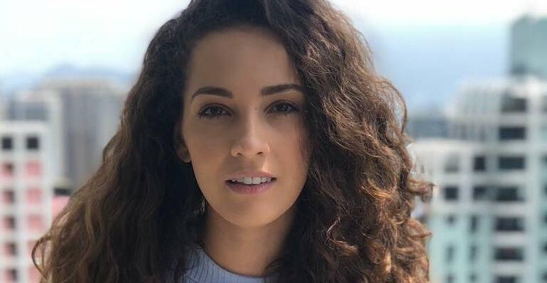 Dona de cachos deslumbrantes, Bruna Pazinato radicaliza no corte para seu novo musical