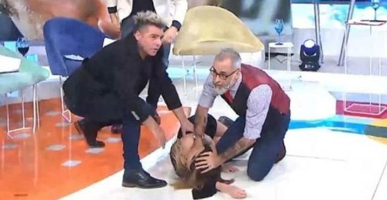 Cantora passa mal durante entrevista e desmaia em programa ao vivo na Argentina